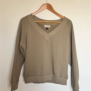 Universal Thread Olive Green V-Neck Sweatshirt – Medium